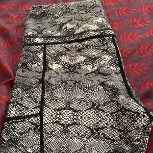 Zyia cobra metallic LnT capri leggings